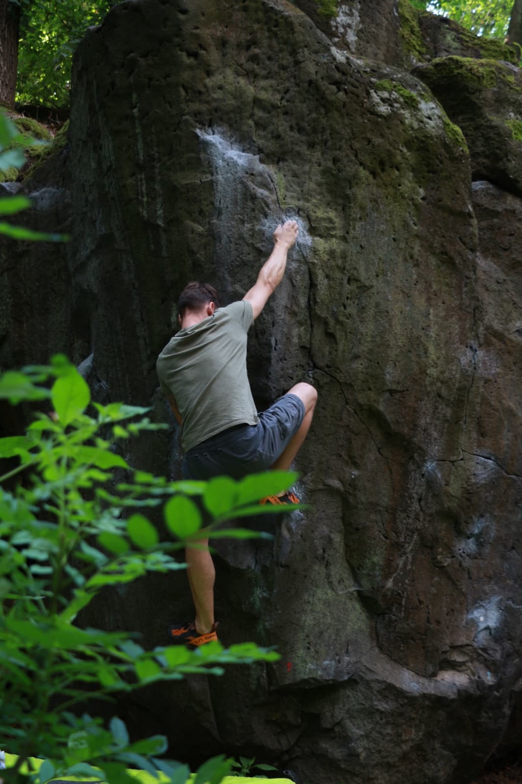 Bouldern an einem Überhang in der Eifel